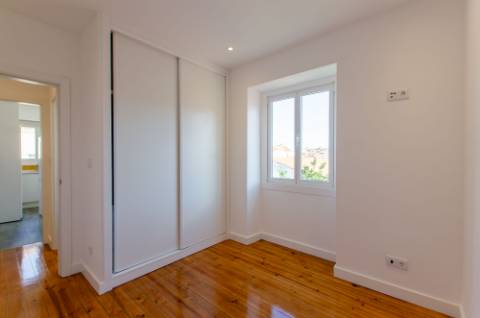 T3 renovado e com logradouro na Portela de Sintra
