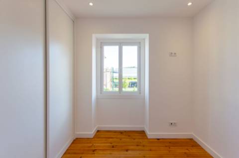 T3 renovado e com logradouro na Portela de Sintra
