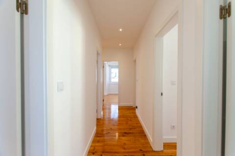 T3 renovado e com logradouro na Portela de Sintra
