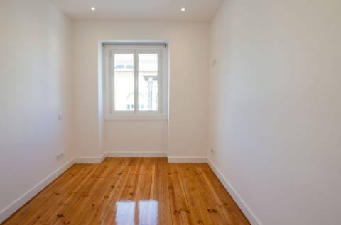 T3 renovado e com logradouro na Portela de Sintra
