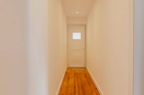 T3 renovado e com logradouro na Portela de Sintra
