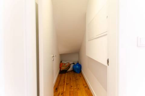 T3 renovado e com logradouro na Portela de Sintra
