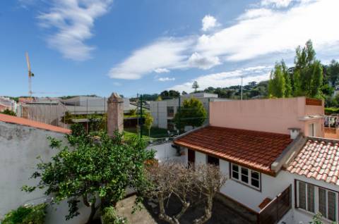 T3 renovado e com logradouro na Portela de Sintra
