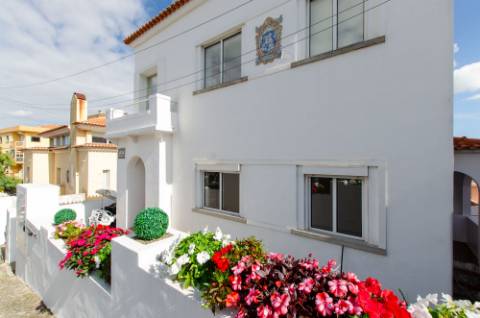 T3 renovado e com logradouro na Portela de Sintra
