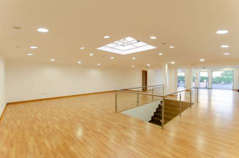 Espaço Comercial com 2 pisos, em São Domingos de Rana