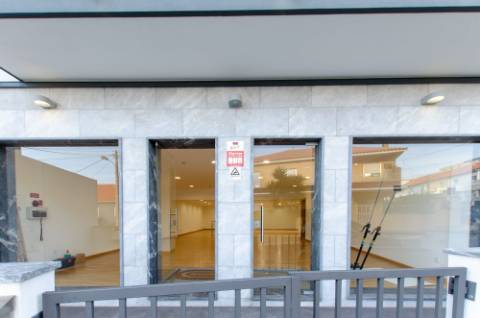 Espaço Comercial com 2 pisos, em São Domingos de Rana