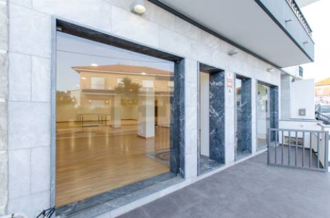 Espaço Comercial com 2 pisos, em São Domingos de Rana