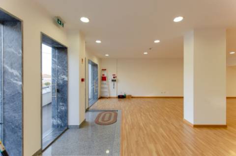 Espaço Comercial com 2 pisos, em São Domingos de Rana