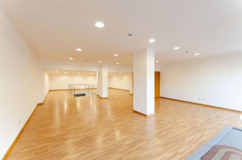 Espaço Comercial com 2 pisos, em São Domingos de Rana