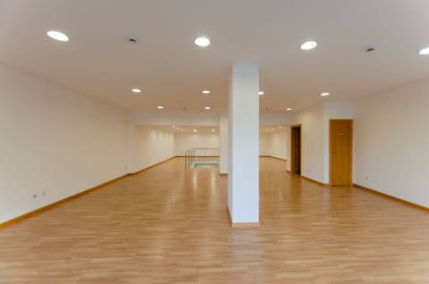 Espaço Comercial com 2 pisos, em São Domingos de Rana