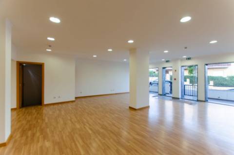 Espaço Comercial com 2 pisos, em São Domingos de Rana