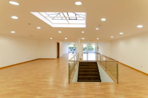 Espaço Comercial com 2 pisos, em São Domingos de Rana