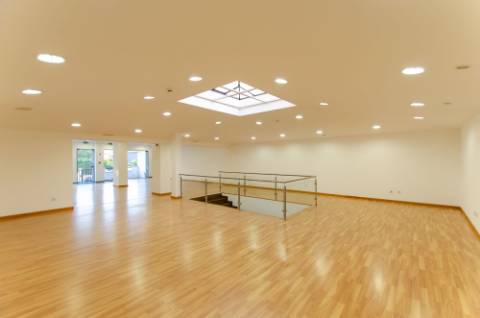 Espaço Comercial com 2 pisos, em São Domingos de Rana