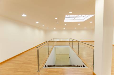 Espaço Comercial com 2 pisos, em São Domingos de Rana