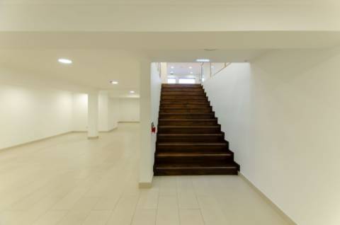 Espaço Comercial com 2 pisos, em São Domingos de Rana