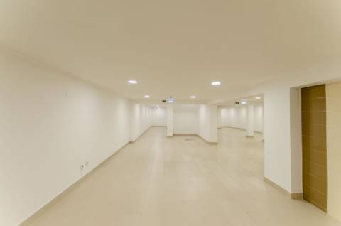 Espaço Comercial com 2 pisos, em São Domingos de Rana