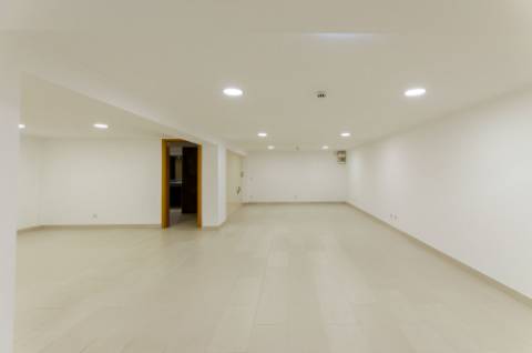 Espaço Comercial com 2 pisos, em São Domingos de Rana