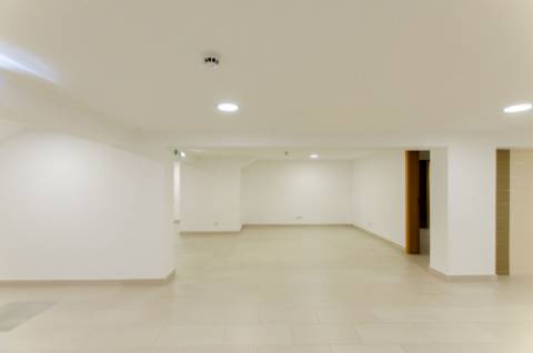 Espaço Comercial com 2 pisos, em São Domingos de Rana