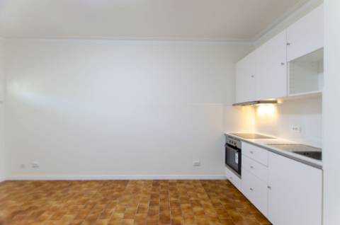 T1 junto ao jardim dos Sete Castelos, em Oeiras