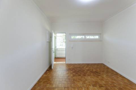 T1 junto ao jardim dos Sete Castelos, em Oeiras