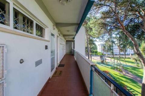 T1 junto ao jardim dos Sete Castelos, em Oeiras