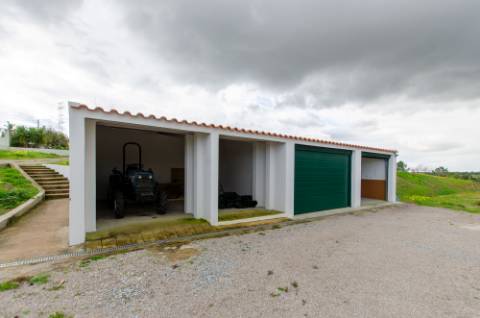 Quinta de 3 Hectares com 3 Moradias a 1h de Lisboa