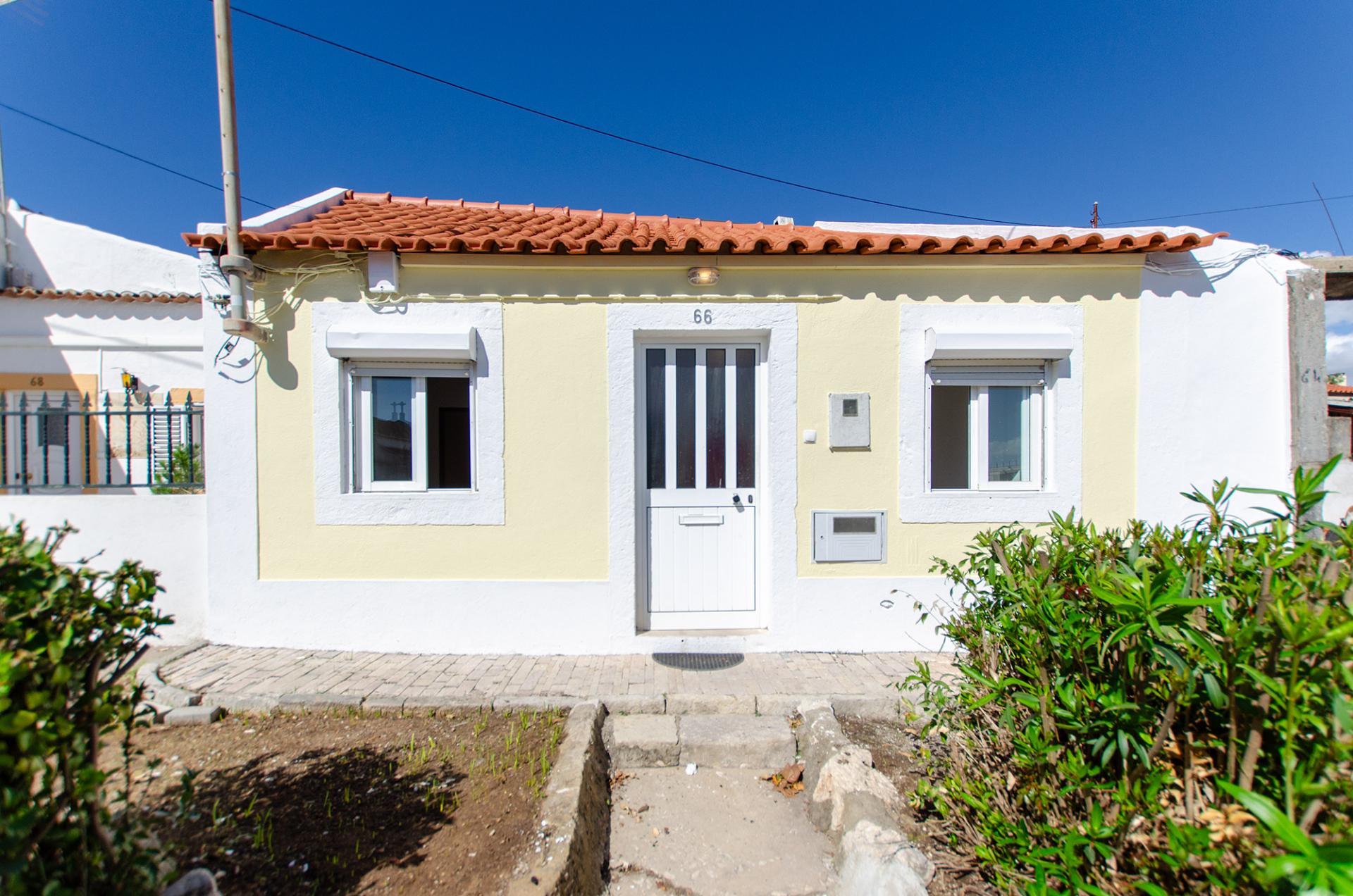 Moradia térrea no centro de Porto Salvo