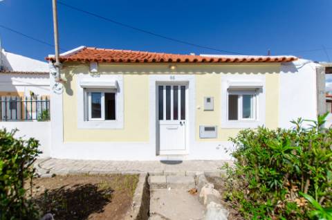 Moradia térrea no centro de Porto Salvo