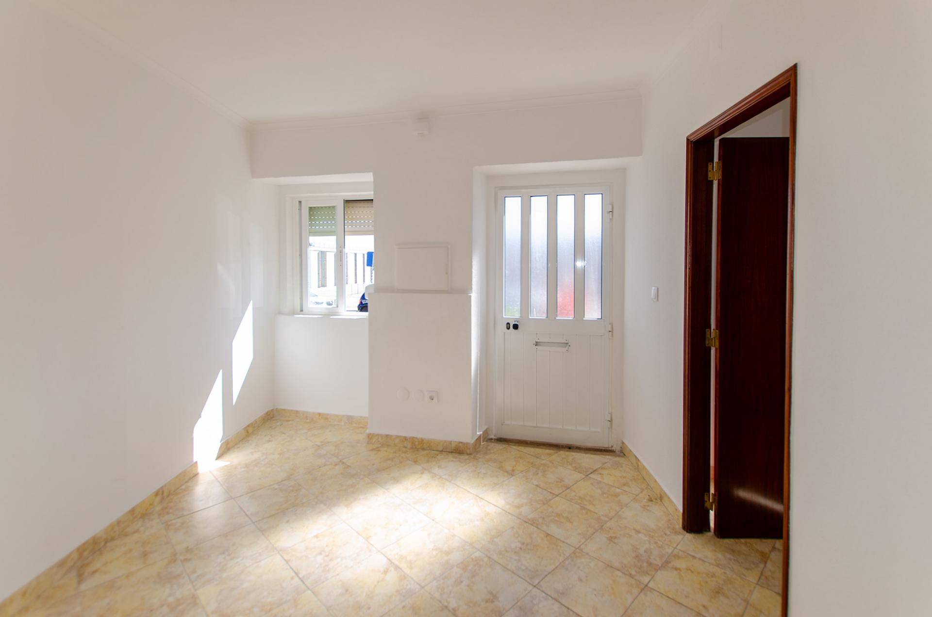 Moradia térrea no centro de Porto Salvo