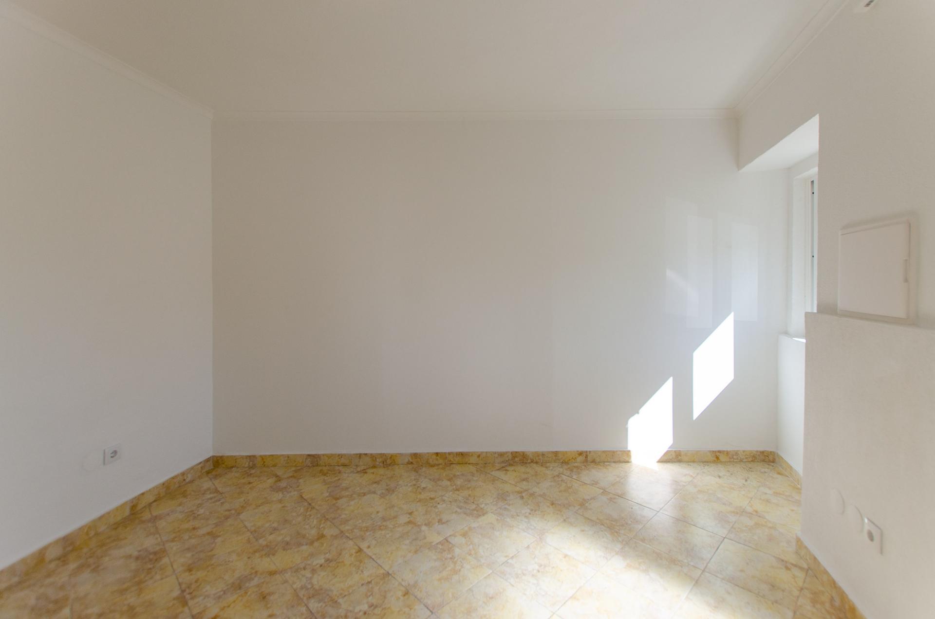 Moradia térrea no centro de Porto Salvo