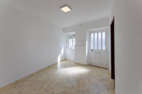 Moradia térrea no centro de Porto Salvo