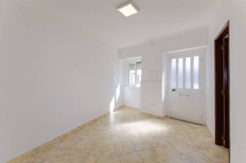 Moradia térrea no centro de Porto Salvo