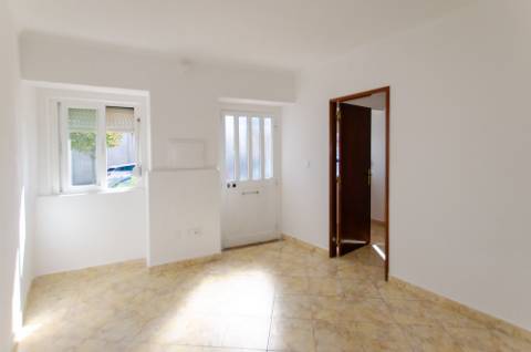 Moradia térrea no centro de Porto Salvo