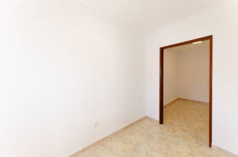 Moradia térrea no centro de Porto Salvo