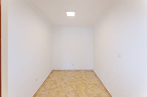 Moradia térrea no centro de Porto Salvo