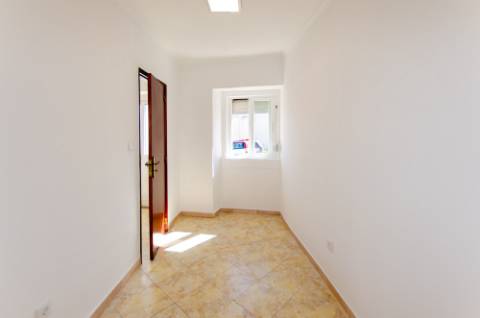 Moradia térrea no centro de Porto Salvo