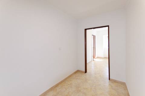 Moradia térrea no centro de Porto Salvo