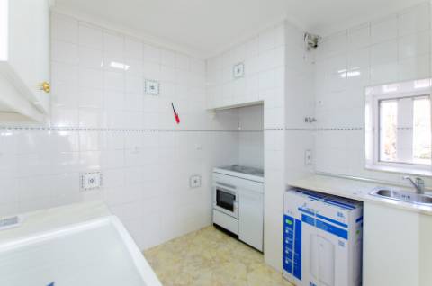 Moradia térrea no centro de Porto Salvo