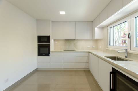 OCEAN PRIME VILLAGE: MORADIAS T4 EM S. PEDRO DO ESTORIL