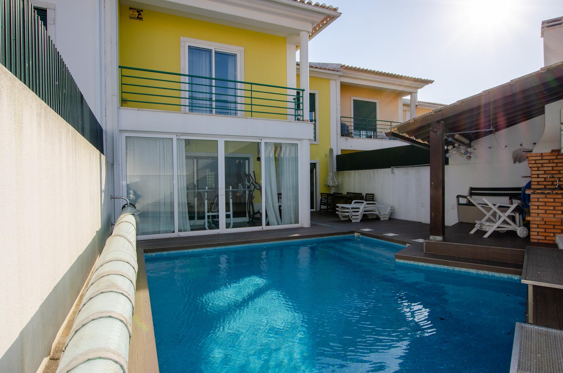Moradia T4+2 com piscina na Urb. Lombas (São Domingos de Rana)