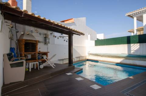 Moradia T4+2 com piscina na Urb. Lombas (São Domingos de Rana)