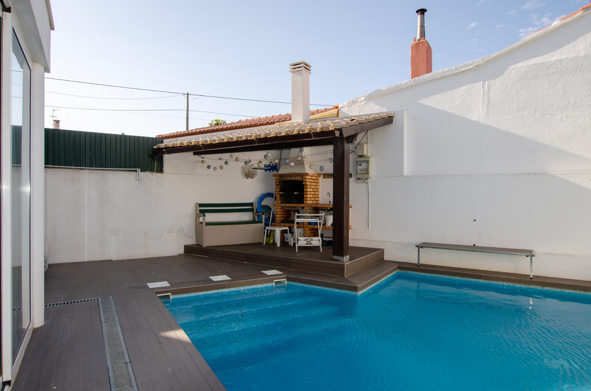 Moradia T4+2 com piscina na Urb. Lombas (São Domingos de Rana)