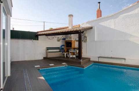 Moradia T4+2 com piscina na Urb. Lombas (São Domingos de Rana)