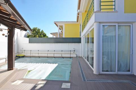 Moradia T4+2 com piscina na Urb. Lombas (São Domingos de Rana)