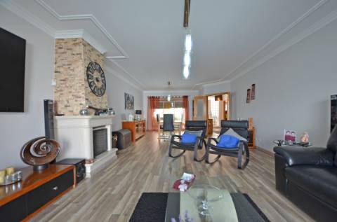 Moradia T4+2 com piscina na Urb. Lombas (São Domingos de Rana)
