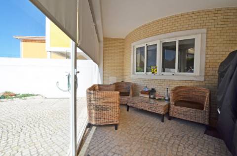 Moradia T4+2 com piscina na Urb. Lombas (São Domingos de Rana)