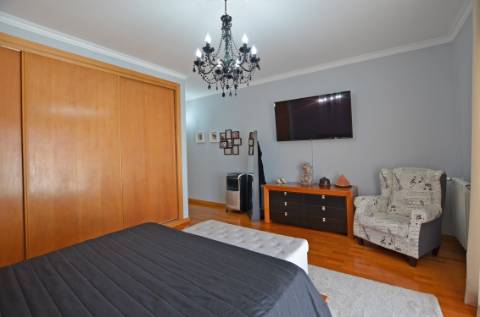 Moradia T4+2 com piscina na Urb. Lombas (São Domingos de Rana)