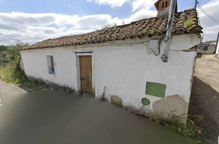 Moradia com terreno para reconstruir em Abrantes
