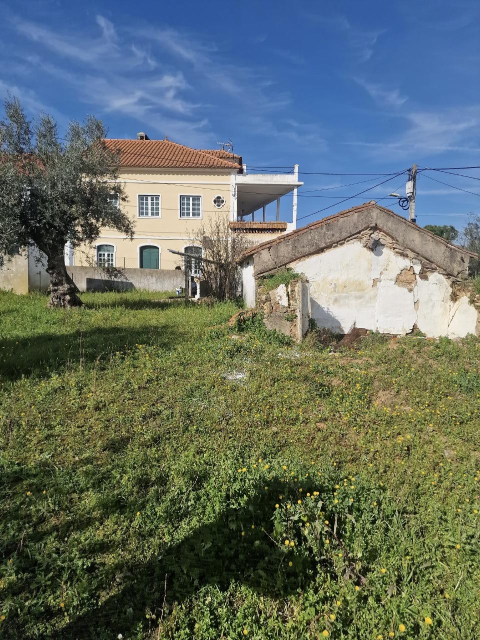 Moradia com terreno para reconstruir em Abrantes