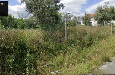 Moradia com terreno para reconstruir em Abrantes